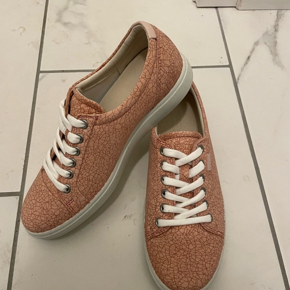 NWOT Ecco Soft Leather Sneakers in Pink - Picture 2 of 5
